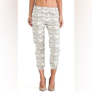True Religion Women’s Skinny Jogger in Sand Camo - Size XS